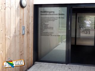 Raamsticker met zwarte snijteksten